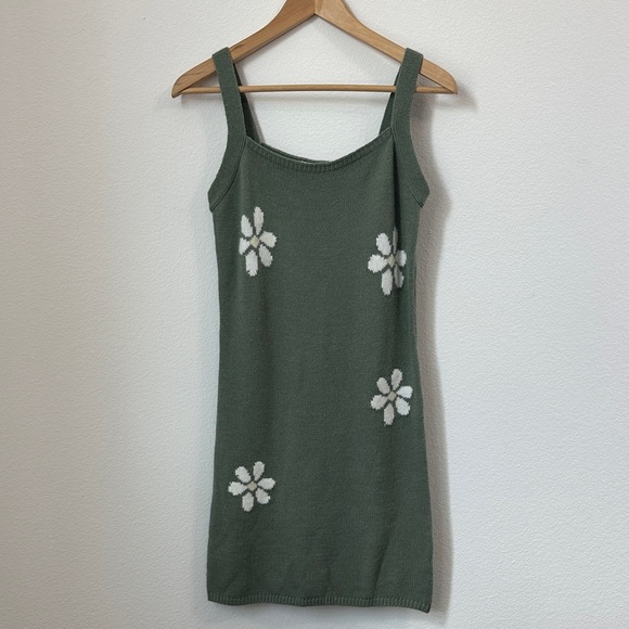 Pink Lily Dresses & Skirts - Pink Lily size medium walk through fields daisy floral sage knit mini dress